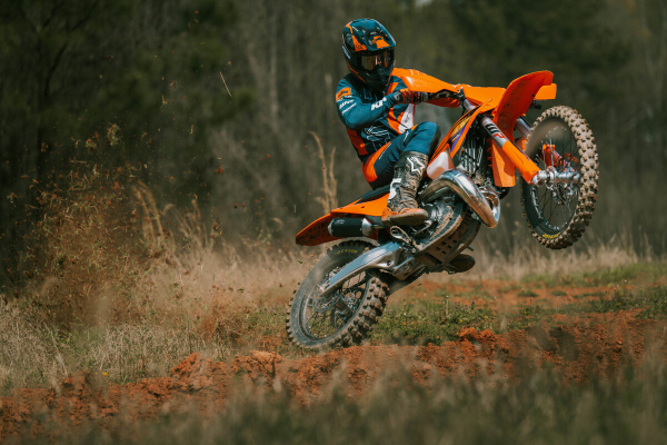 2026 KTM 300 EXC náskok vďaka technike !