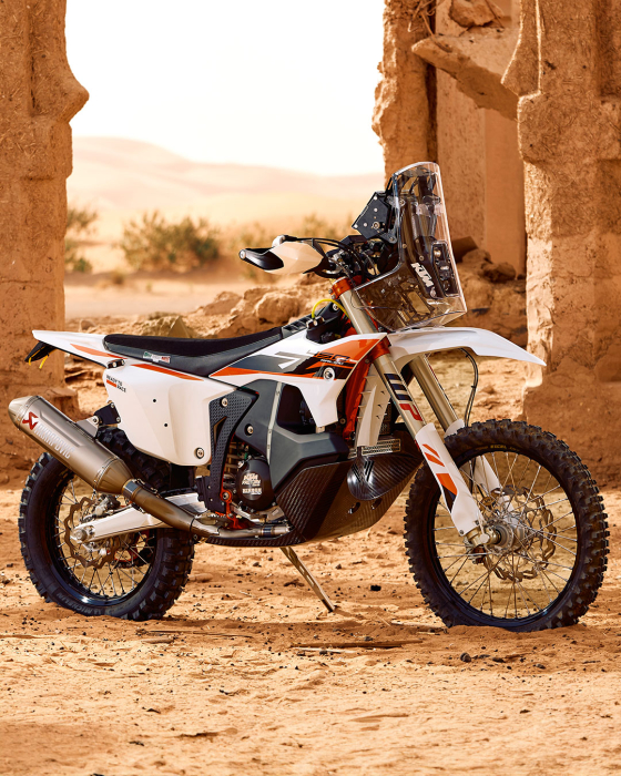 2026 KTM 450 RALLY REPLICA je stvorená pre Dakar a Pripravená pre vás!