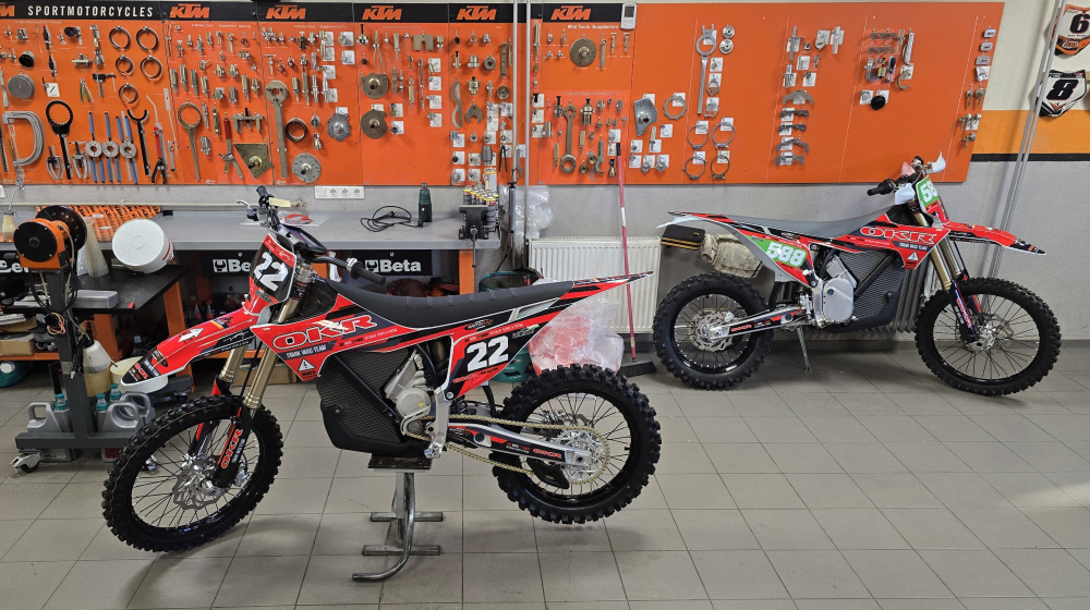 22 NOVÝ MOTOCYKEL LEGENDY OKR STARK VARG TEAM