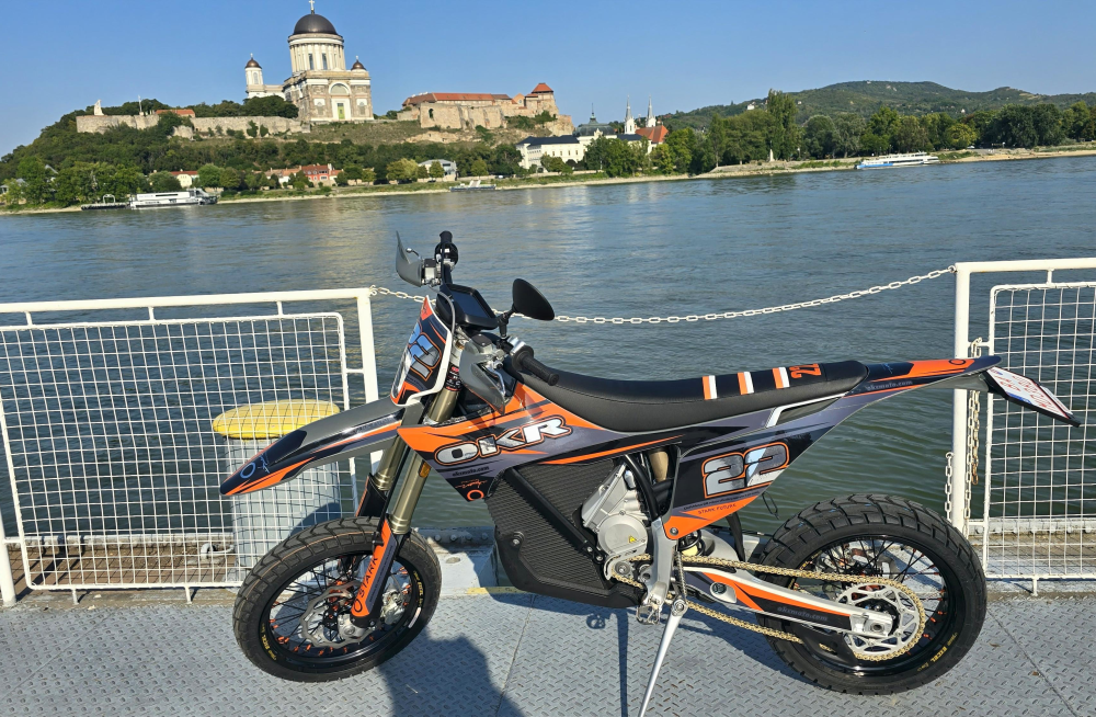 22 Stark VARG Supermoto 80 HP z OKR Moto to je Totál Brutál.