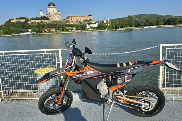 22 Stark VARG Supermoto 80 HP z OKR Moto to je Totál Brutál.