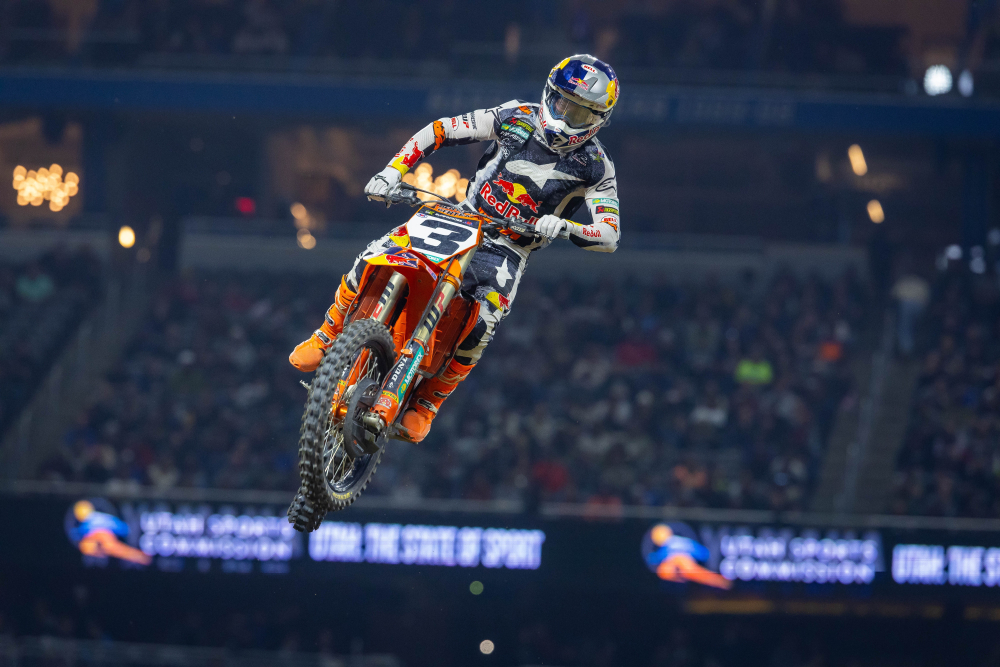 3 Eli Tomac z tímu Red Bull KTM Factory Racing si opäť zabezpečil červenú tabuľku vedúceho pretekára seriálu AMA Supercross 2026