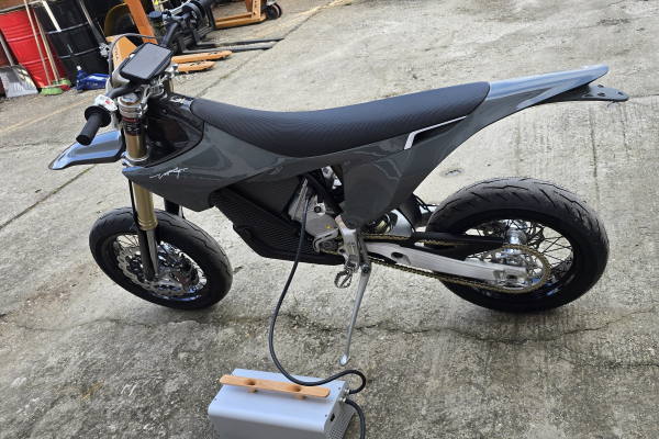 7 kW Fast Charger od Stark Future skladom v OKR Moto