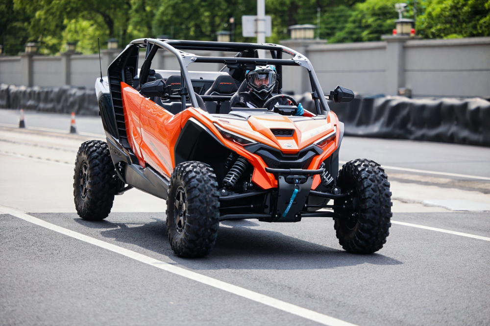 Buginu CFMOTO ZFORCE Z10 sme testovali na polygóne Hangzhou