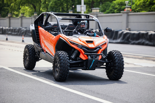 Buginu CFMOTO ZFORCE Z10 sme testovali na polygóne Hangzhou