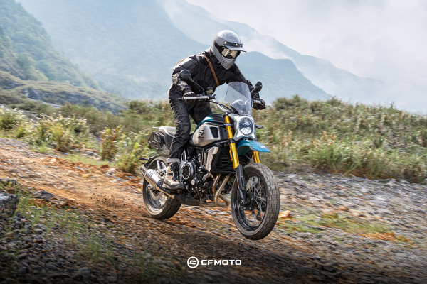 Cesta volá zoznámte sa s 700CL-X Adventure s vašou bránou do neznáma.