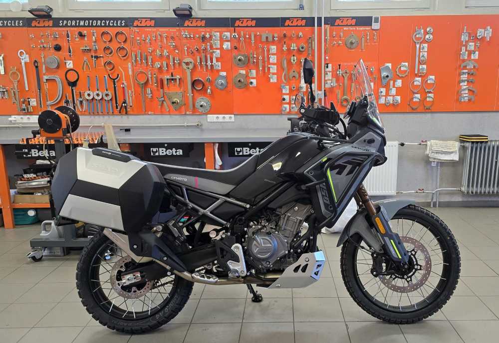 CFMOTO 450MT Prémiový dobrodruh pre cestu okolo sveta s OKR Moto