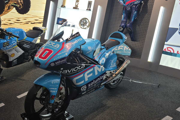 CFMOTO 675SR-R – športový motocykel s úplne novým 3-valcovým motorom