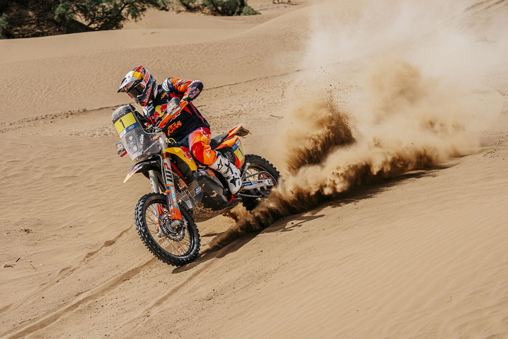 Daniel Sanders na KTM na druhom mieste v prvej etape Rallye du Maroc 2024