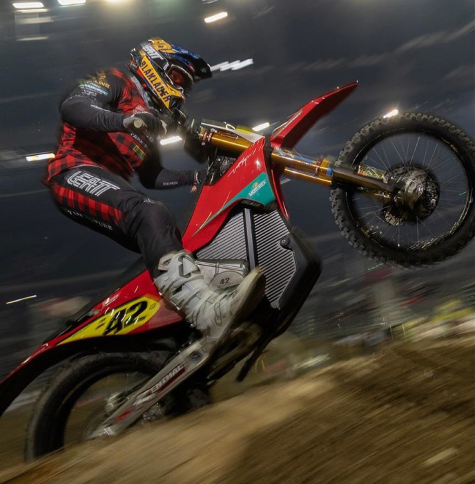 Eddie Karlsson a Stark VARG prinášajú revolúciu do SuperEnduro 2026