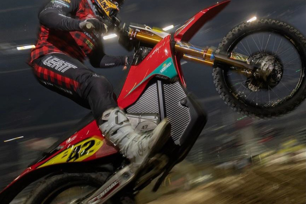 Eddie Karlsson a Stark VARG prinášajú revolúciu do SuperEnduro 2026