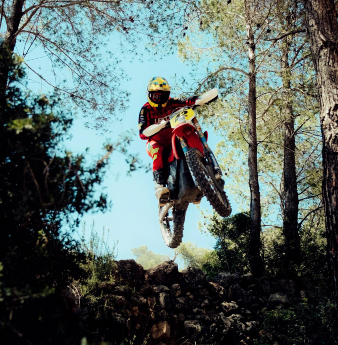 Elektrický motocykel STARK VARG EX víťazí na Red Bull Romaniacs 2025