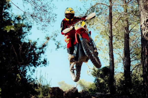 Elektrický motocykel STARK VARG EX víťazí na Red Bull Romaniacs 2025