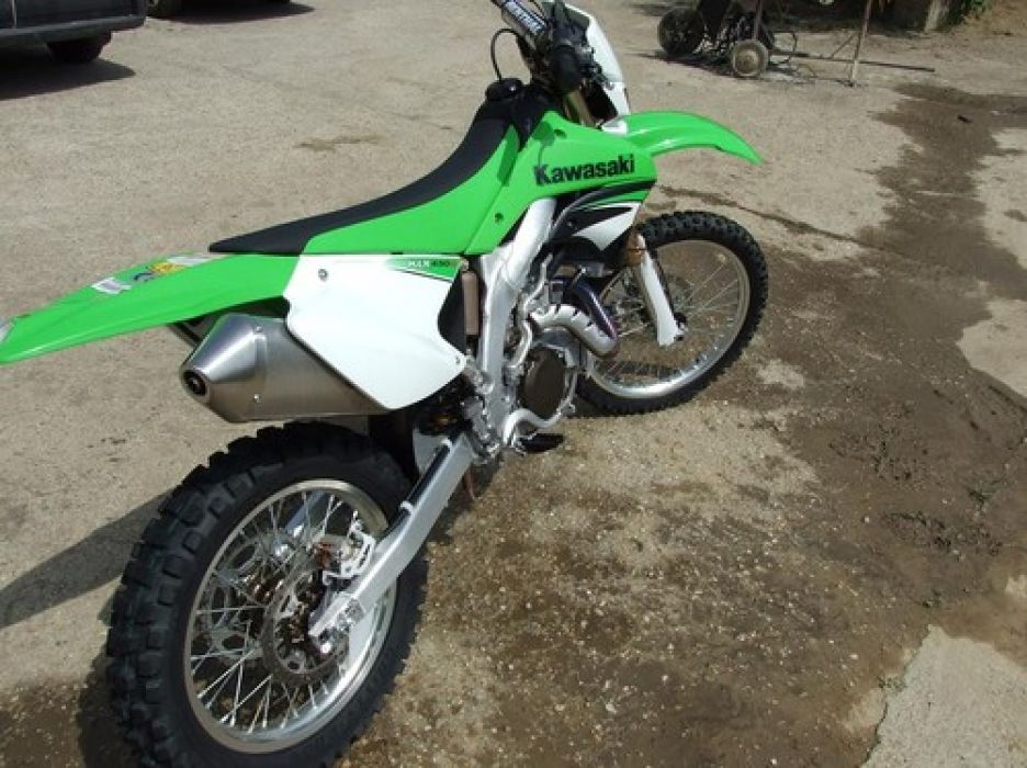 KLX 450 R motocykel s motokrosovým srdcom a off-road dušou 2007