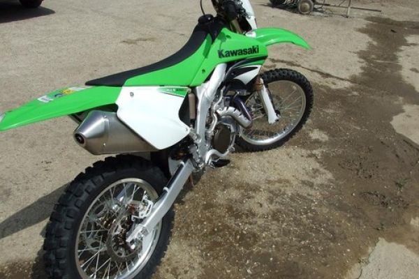 KLX 450 R motocykel s motokrosovým srdcom a off-road dušou 2007