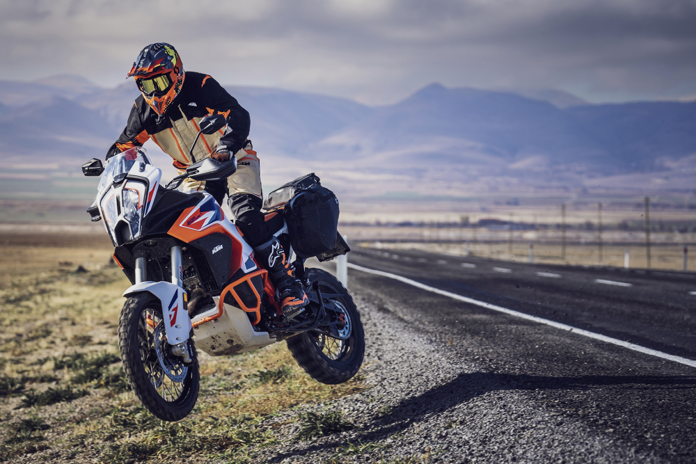 Kráľ veľkoobjemových endúr KTM 1290 SUPER ADVENTURE R v akcii, aká sa neopakuje