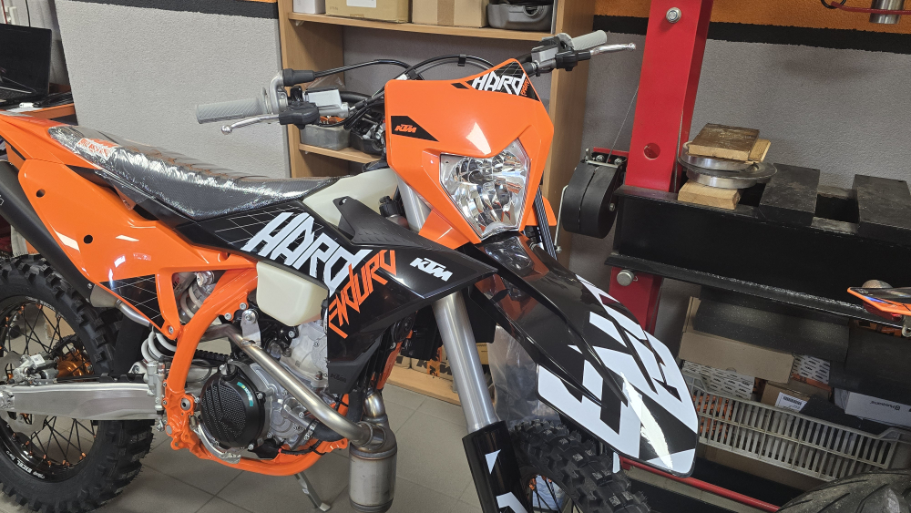 KTM 300 EXC HARDENDURO 2027 Nespochybniteľný kráľ extémneho terénu!