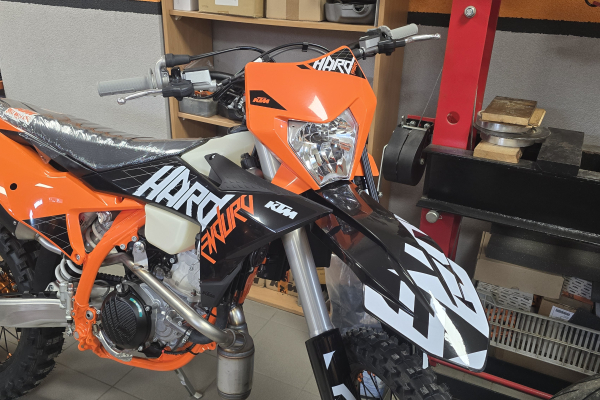 KTM 300 EXC HARDENDURO 2027 Nespochybniteľný kráľ extémneho terénu!