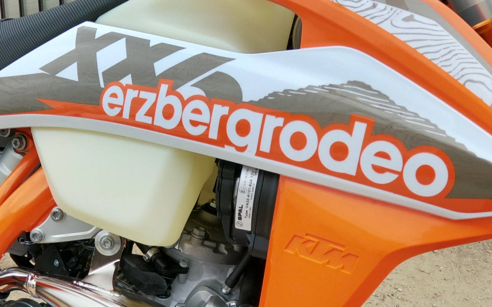 KTM 300 EXC TPI ERZBERGRODEO 2021 v limitovanej sérii od KTM (Krátky test a recenzia OKR Moto)