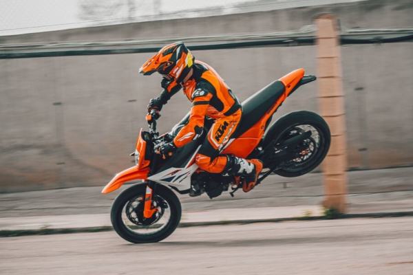 KTM 390 SMC R je adrenalín a zábava na každý jeden deň