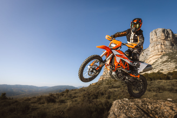 KTM 690 ENDURO R 2026 je univerzálny kráľ terénu a asfaltu