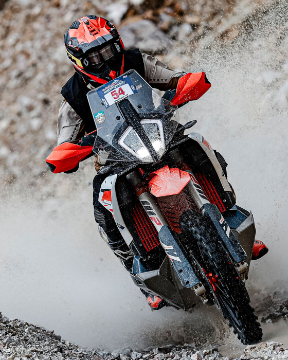 KTM 890 ADVENTURE R a Johnny Aubert vyhrávajú všetky preteky dvojválcov to nie je náhoda ?!