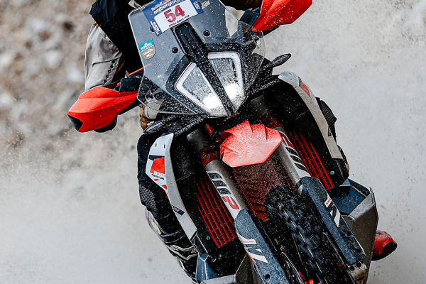 KTM 890 ADVENTURE R a Johnny Aubert vyhrávajú všetky preteky dvojválcov to nie je náhoda ?!