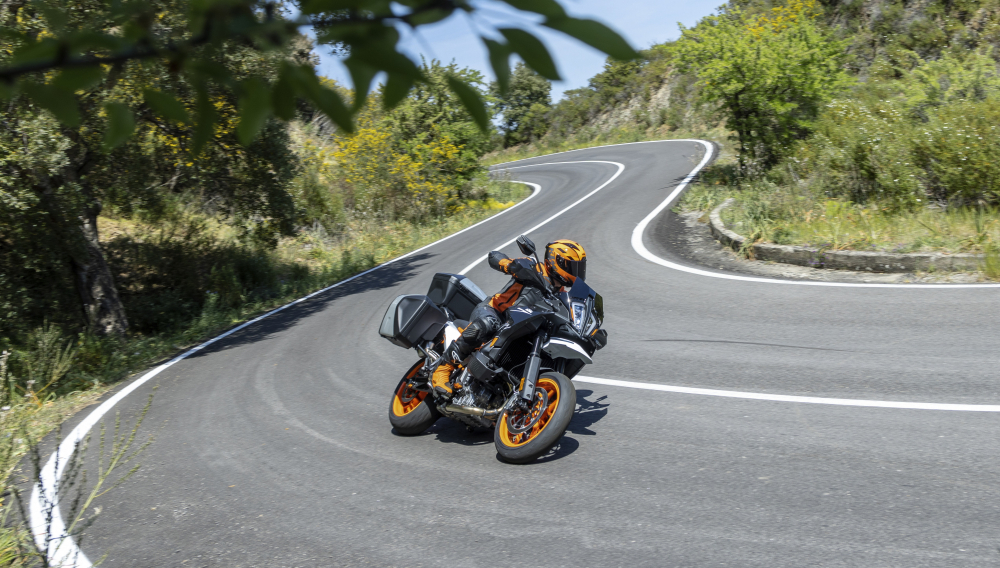 KTM 890 SMT to je adrenalínový diaľničný expres s génmi Supermota