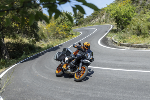 KTM 890 SMT to je adrenalínový diaľničný expres s génmi Supermota