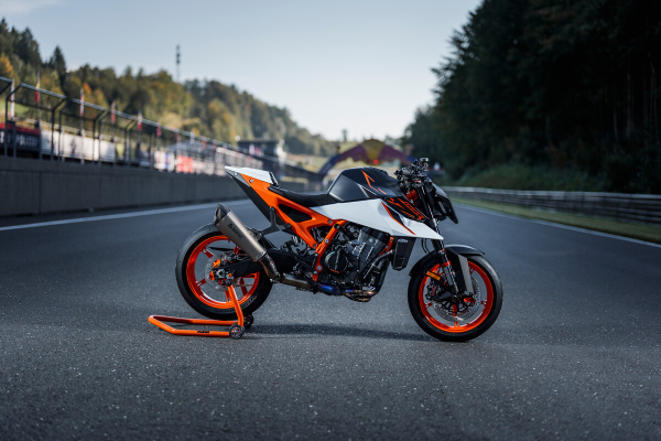 KTM 990 DUKE R 2025: Agresivný a nekompromisný štandard strednej triedy Naked