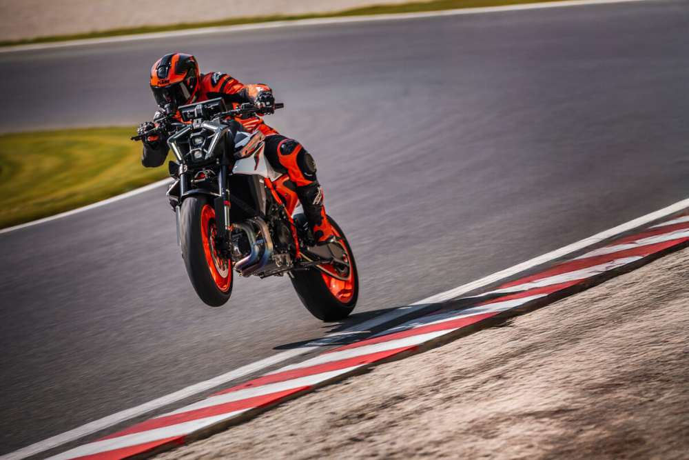 KTM 990 Duke R 2025: Oslava výkonu a precíznosti v štýle KTM