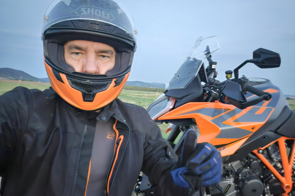 Kto je OKR Moto?