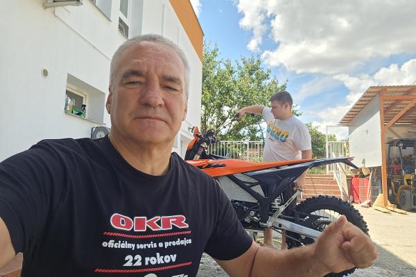 Kto prevezme dedičstvo benzínu a budúcnosť OKR Moto ?