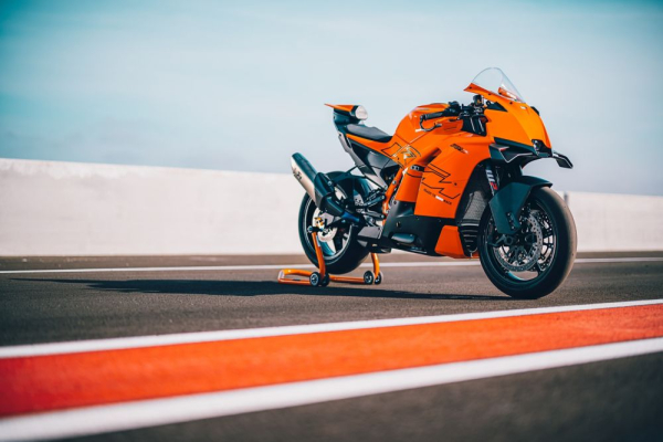 Motocykel 2025 KTM 990 RC R je pripravený pre Vás