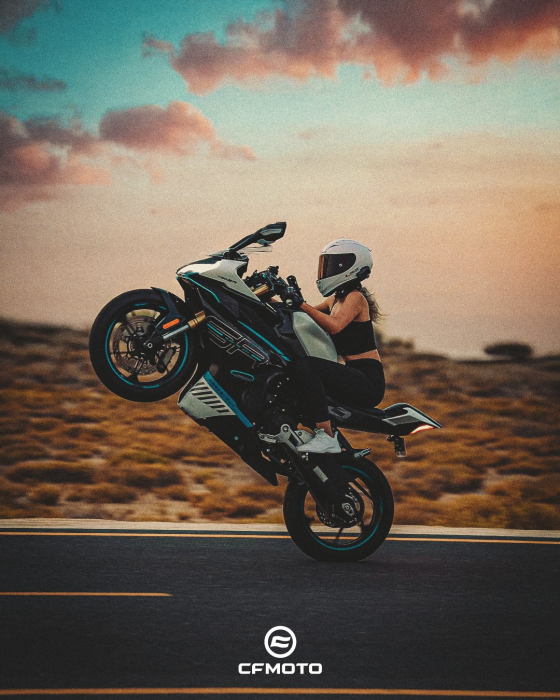 „Na motocykli CFMOTO 450SR dokážu jazdiť po zadnom aj baby.“