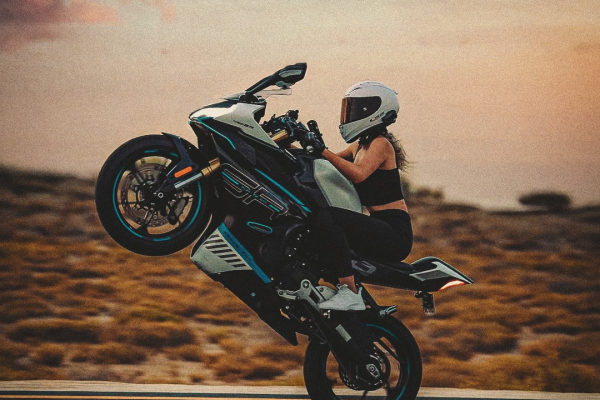 „Na motocykli CFMOTO 450SR dokážu jazdiť po zadnom aj baby.“