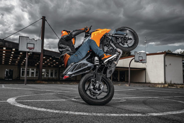 Nová KTM 390 Duke smeruje k prvému tankovaniu a prvým zážitkom