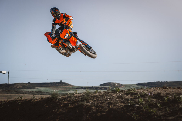 Nová šelma v uliciach KTM 690 SMC R 2026 s adrenalínom, ktorý sa nedá krotiť