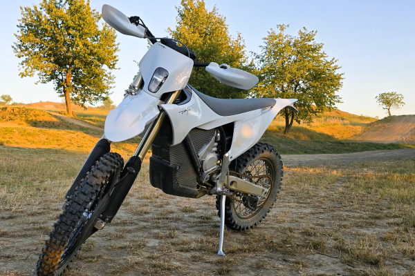 Objav elektrický Stark VARG s OKR Moto