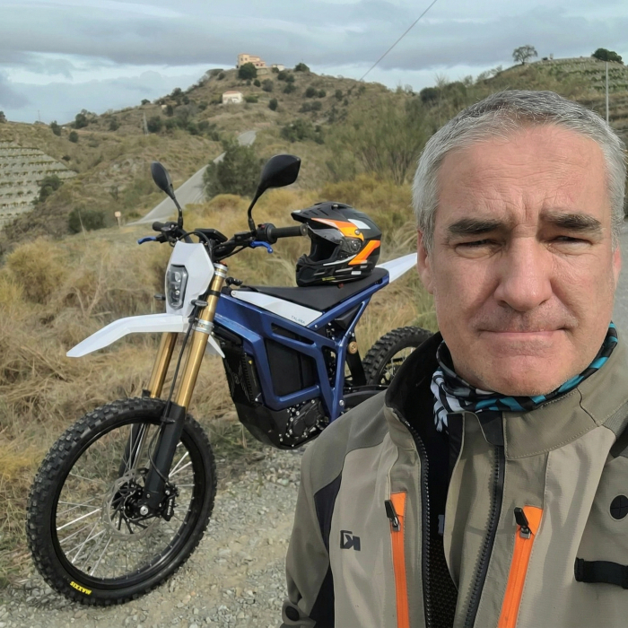 OKR Moto reaguje na večnú tému „stará benzínová škola vs. nová elektrická éra“.