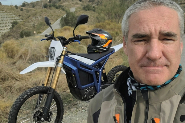 OKR Moto reaguje na večnú tému „stará benzínová škola vs. nová elektrická éra“.