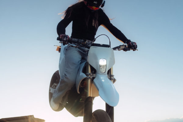 RAKETA Stark Varg SM Alpha 80HP  s Dojazdom 120km