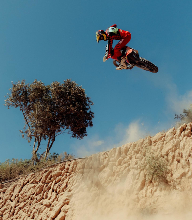 SILNÝ a ELEKTRICKÝ VLK MENI SVET