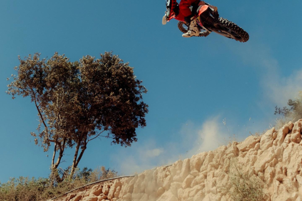 SILNÝ a ELEKTRICKÝ VLK MENI SVET