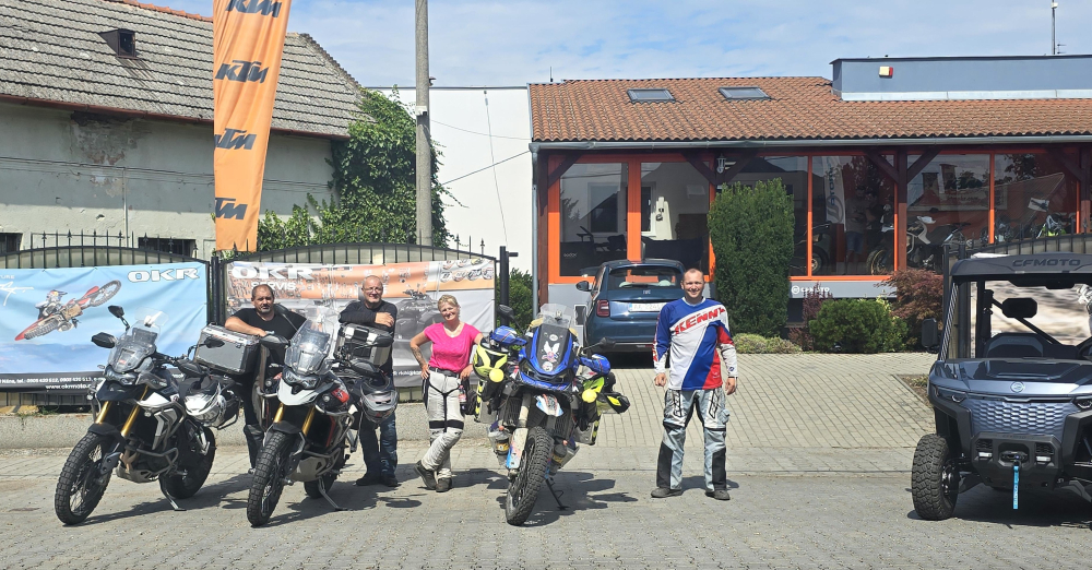 Slovenský cestovateľ Peter Šiška na servise v OKR Moto
