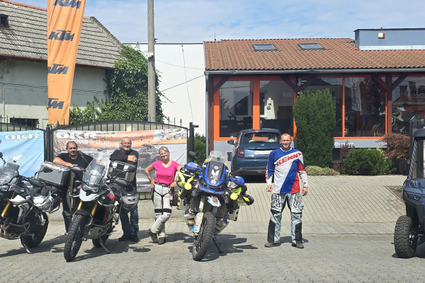 Slovenský cestovateľ Peter Šiška na servise v OKR Moto