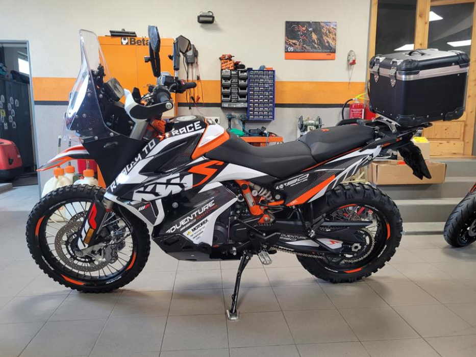 Spolu s OKR Moto a Chrisom Birchom vylaďte svoj stroj KTM ADVENTURE