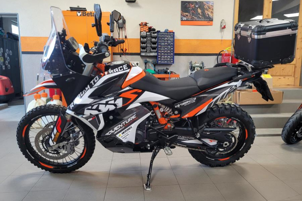 Spolu s OKR Moto a Chrisom Birchom vylaďte svoj stroj KTM ADVENTURE