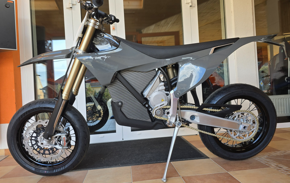 STARK VARG SM (Supermoto) v dominantnom Alpha 80HP