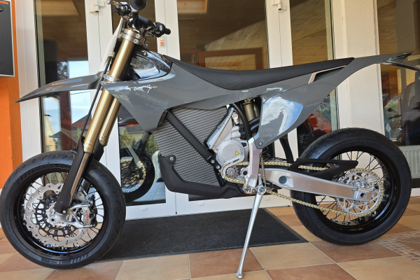 STARK VARG SM (Supermoto) v dominantnom Alpha 80HP